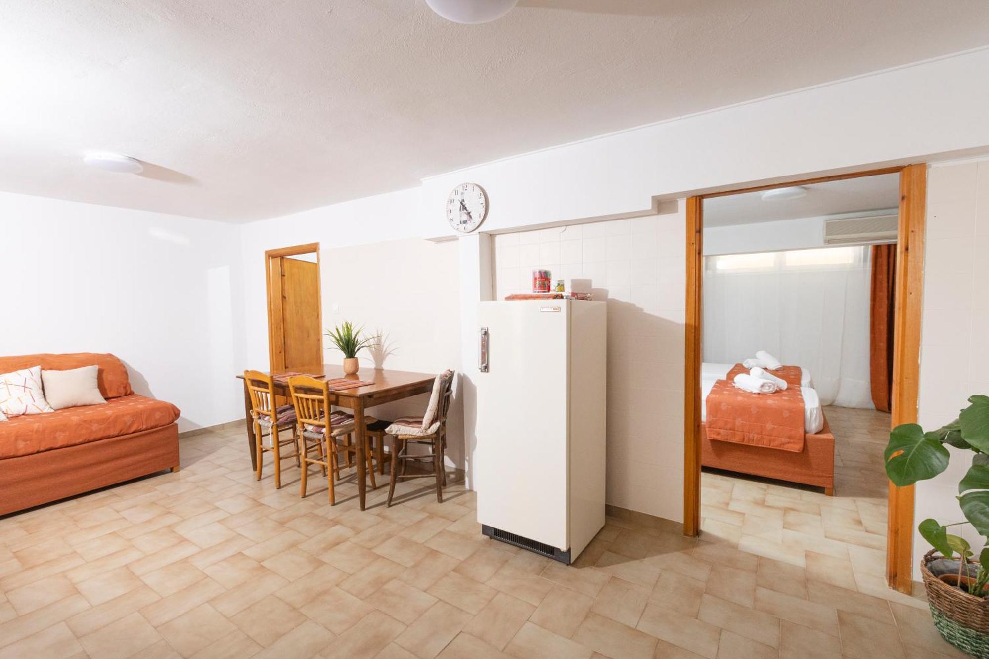 Oelia Rooms & Apartments Agia Marina  Extérieur photo